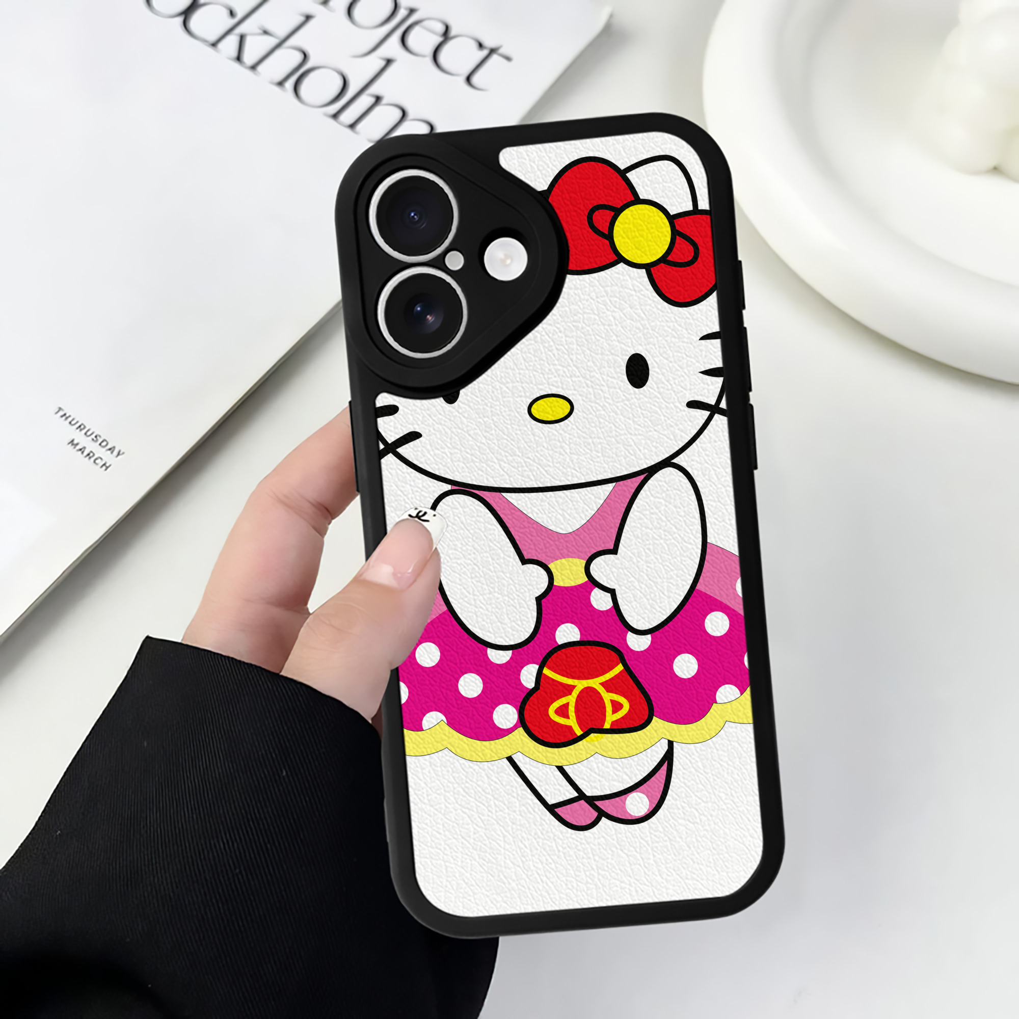 （画像用） Hello Kitty ハローキティ 【iPhone 16シリーズ対応】シリコンスマホケース（レザー調） 材質：シリコン